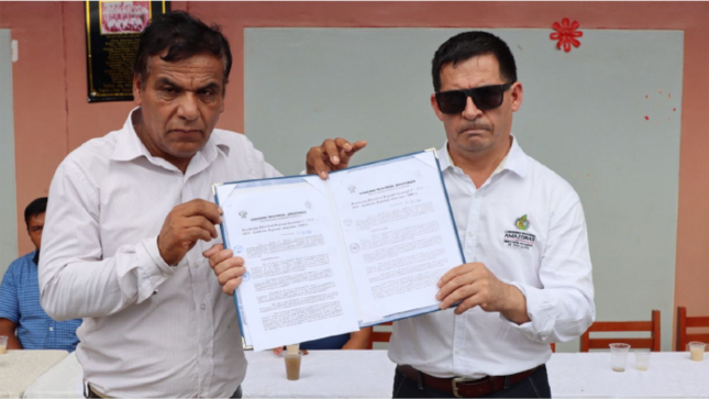 El Director Regional, Mg. Lilier Noé Delgado Colunche, junto a su equipo de la oficina de racionalización de DGP, Martha Ysabel Torrejón Pelaéz y Flor Antonieta, se trasladaron a la localidad para entregar la Resolución Directoral Regional Sectorial N° 6134-2023 al director de la institución educativa, profesor Eleuterio Melendez Villanueva.

La resolución autoriza la ampliación del servicio educativo a partir del 1 de enero de 2024 en el nivel secundario de la Celcho Cusco N° 18164. Esta ampliación se llevará a cabo en la misma infraestructura, pero en el turno de tarde, y estará destinada a atender a los estudiantes de primer y segundo grado de secundaria. Con esta medida, se busca garantizar el acceso a la educación en esta localidad y brindar oportunidades de formación a los estudiantes de la zona.

La comunidad educativa de la I.E N° 18164 Celcho Cusco de Ocallí se mostró satisfecha con esta decisión, ya que permitirá que más estudiantes puedan continuar con su educación secundaria sin tener que trasladarse a otras localidades. Además, se destacó el compromiso del Director Regional de Educación Amazonas y su equipo por buscar alternativas para mejorar la calidad educativa en la región y asegurar que los jóvenes tengan acceso a una educación de calidad.