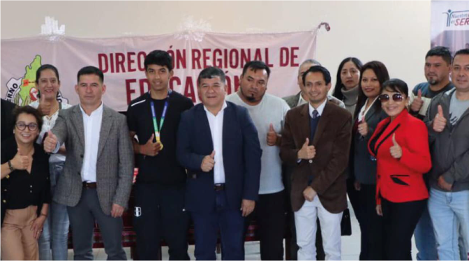En una importante ceremonia realizada por la Dirección Regional de Educación Amazonas, el destacado atleta Jhon Almeyder Rojas Vargas, recibió un reconocimiento como estudiante y atleta destacado. Originario del distrito de Longar en la provincia de Rodríguez de Mendoza, sus habilidades deportivas le han valido el éxito a nivel nacional.
El Mg. Lilier Noé Delgado Colunche, Director Regional de Educación, y el profesor Amando López Muñoz lideraron una ceremonia especial en honor a Rojas Vargas. Durante el evento, el atleta recibió un diploma y una computadora portátil de manos de los funcionarios, herramientas que sin duda serán de gran utilidad en sus compromisos académicos y deportivos.
Jhon Almeyder Rojas Vargas, representando con orgullo a nuestro departamento, obteniendo la medalla de plata en la categoría de 100 Metros con Vallas en los Juegos Nacionales Escolares, por que lo que representó al Perú en los XXVII Juegos Escolares Sudamericanos 2023, desarrollados en Chile.