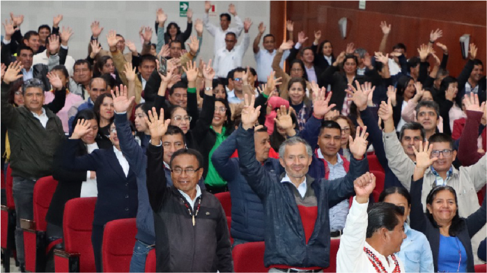 La Dirección Regional de Educación Amazonas, inaugura el VI Congreso Regional de Líderes Educativos Innovadores 2023, un evento enfocado en la persona y en el desarrollo emocional que estos deben tener para un mejor desenvolvimiento en sus actividades diarias.
El objetivo de este evento que se desarrolla anualmente desde el 2017 es, fortalecer en los directivos de UGEL e instituciones Educativas de Educación Básica Regular y Educación básica Alternativa, el desarrollo de capacidades relacionadas con liderazgo gestión escolar, innovación investigación, soporte socioemocional y uso de tecnologías a través de conferencias magistrales además de socializar y reflexionar de las experiencias innovadoras exitosas, tambien mostrar paneles foro y talleres prácticos por aula.
Compartir espacios de relajación recreación y arte a fin de revitalizar la energía y motivación para asegurar una gestión educativa en el 2024