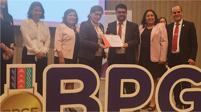 La Dirección Regional de Educación Amazonas se consagra como ganadora nacional en la categoría "Promoción de la innovación y el liderazgo para la mejora de los aprendizajes de las y los estudiantes" en el Concurso de Buenas Prácticas de Gestión Educativa 2023. Este prestigioso reconocimiento, obtenido entre más de 260 postulaciones a nivel nacional, destaca la excepcional labor de la DRE Amazonas en la transformación educativa con la buena práctica "Amazonas Innova para transitar a la Nueva Escuela".
La distinción resalta el compromiso y la eficacia de la DRE Amazonas al promover prácticas innovadoras y liderazgo en pro de la mejora continua de los aprendizajes. Este logro no solo enorgullece a la región, sino que también inspira a otras instancias educativas a seguir el ejemplo de la DRE Amazonas para impulsar la calidad y la excelencia en la educación a nivel nacional.
