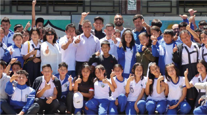 Más de 139 estudiantes de secundaria del Colegio Alfonso Barrantes Lingan de Guadalupe en el distrito de Camporredondo, están experimentando una transformación educativa gracias a la incorporación de tecnología con una pizarra interactiva digital. Este avanzado equipo tecnológico, destinado tanto al uso de alumnos como de profesores, marca un significativo paso hacia la modernización, permitiendo que la institución se mantenga al día con las exigencias educativas del siglo XXI.
La implementación de estas pizarras no solo ofrece a los estudiantes una experiencia de aprendizaje más dinámica e interactiva, sino que también facilita a los docentes nuevas herramientas para enriquecer sus métodos de enseñanza.