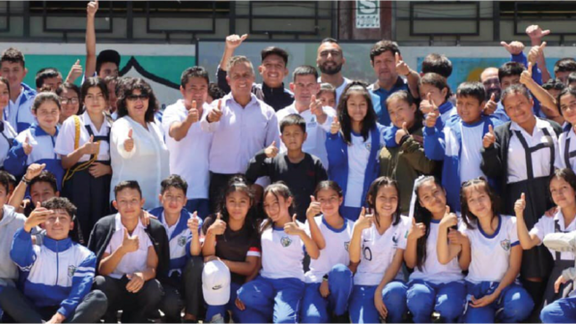 Más de 139 estudiantes de secundaria del Colegio Alfonso Barrantes Lingan de Guadalupe en el distrito de Camporredondo, están experimentando una transformación educativa gracias a la incorporación de tecnología con una  pizarra interactiva digital. Este avanzado equipo tecnológico, destinado tanto al uso de alumnos como de profesores, marca un significativo paso hacia la modernización, permitiendo que la institución se mantenga al día con las exigencias educativas del siglo XXI.

La implementación de estas pizarras no solo ofrece a los estudiantes una experiencia de aprendizaje más dinámica e interactiva, sino que también facilita a los docentes nuevas herramientas para enriquecer sus métodos de enseñanza. 