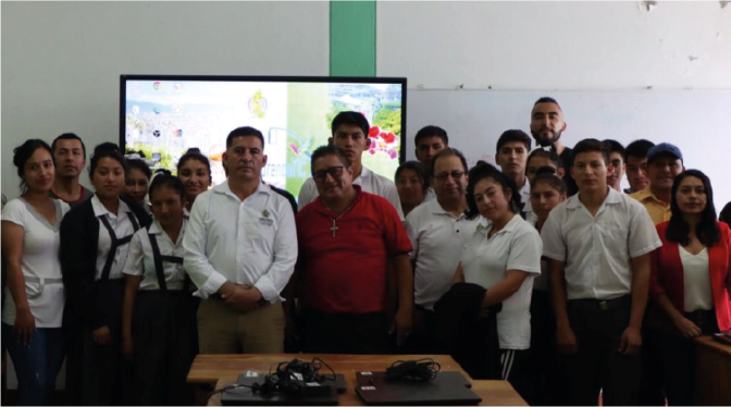 La Institución Educativa Miguel Grau, ubicado en el pujante distrito de Ocallí, experimenta un avance significativo en su propuesta educativa con la reciente incorporación de tecnología de vanguardia como son las pizarras interactivas digitals. El Proyecto de Inversión Pública "Aprendo TIC" ha liderado esta iniciativa, destinada a potenciar el aprendizaje y el uso de Tecnologías de la Información y Comunicación entre los estudiantes de nivel secundario.
El director Regional de Educación Amazonas, Lilier Noé Delgado Colunche, ha sido el impulsor de esta transformación digital, recorriendo la región y entregando equipos tecnológicos de última generación, como pizarras interactivas y laptops tanto para estudiantes como para docentes. Esta medida busca no solo modernizar las aulas, sino también nivelar las oportunidades de acceso a la tecnología en colegios públicos, asegurando un ambiente educativo más dinámico y en sintonía con los desafíos contemporáneos. La comunidad educativa de la Institución Educativa Miguel Grau celebra este paso hacia el futuro, donde la tecnología se convierte en aliada del conocimiento.