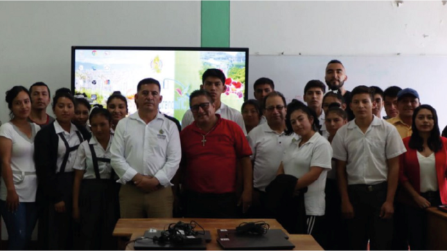 La Institución Educativa Miguel Grau, ubicado en el pujante distrito de Ocallí, experimenta un avance significativo en su propuesta educativa con la reciente incorporación de tecnología de vanguardia como son las pizarras interactivas digitals. El Proyecto de Inversión Pública "Aprendo TIC" ha liderado esta iniciativa, destinada a potenciar el aprendizaje y el uso de Tecnologías de la Información y Comunicación entre los estudiantes de nivel secundario.

El director Regional de Educación Amazonas, Lilier Noé Delgado Colunche, ha sido el impulsor de esta transformación digital, recorriendo la región y entregando equipos tecnológicos de última generación, como pizarras interactivas y laptops tanto para estudiantes como para docentes. Esta medida busca no solo modernizar las aulas, sino también nivelar las oportunidades de acceso a la tecnología en colegios públicos, asegurando un ambiente educativo más dinámico y en sintonía con los desafíos contemporáneos. La comunidad educativa de la Institución Educativa Miguel Grau celebra este paso hacia el futuro, donde la tecnología se convierte en aliada del conocimiento.