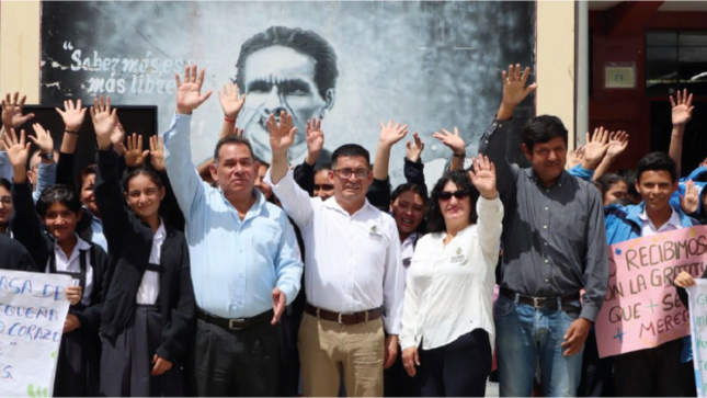 En un esfuerzo por llevar la tecnología educativa a los colegios de las comunidades rurales, la institución educativa César Vallejo Vallejo, ubicada en el distrito de Providencia, ha sido beneficiada con la instalación de una moderna pizarra digital interactiva. Esta iniciativa, que beneficia a mas de 125 estudiantes de nivel secundario, marca un importante cambio al llevar  las Tecnologías de la Información y Comunicación en esta zona.

La entrega oficial del equipo tecnológico estuvo a cargo del director Regional de Educación Amazonas, Mg. Lilier Delgado Colunche, quien en compañía de la Directora de la Ugel Luya, Chepita Zubiate, destacaron el compromiso de la Dirección Regional de Educación en fortalecer la calidad educativa en la región. El profesor Ciro García Tafur, director de la Institución Educativa César Vallejo, expresó su agradecimiento y reconocimiento al trabajo invaluable que viene realizando de la DRE Amazonas, subrayando la importancia de esta contribución para el desarrollo educativo de los estudiantes en el distrito de Providencia.