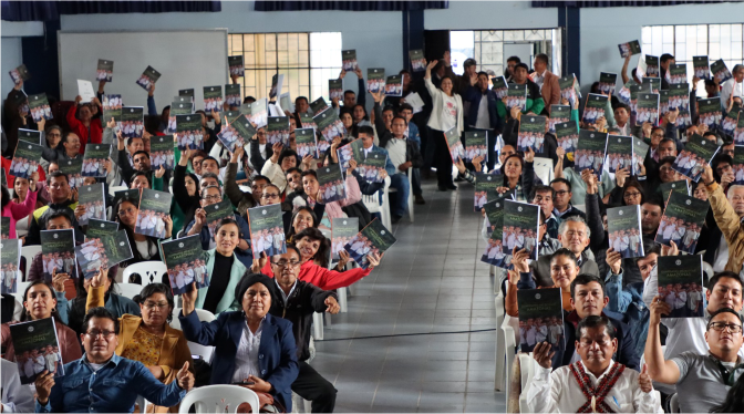 En un marco multitudinario que congregó a maestros y maestras de la región, se llevó a cabo la clausura del VI Congreso Regional de Líderes Educativos Innovadores 2023 en la ciudad de Chachapoyas. El evento, que tuvo como sedes el Gobierno Regional, las aulas de la Facultad de Educación de la Universidad Nacional Toribio Rodríguez de Mendoza y el colegio Virgen de Asunta, se centró en fortalecer las capacidades de los directivos de las UGEL e instituciones educativas en liderazgo en gestión escolar, innovación, investigación, soporte socioemocional, uso de tecnologías y acvtividades sociodeportivas.
Durante el desarrollo del mencionado congreso, se llevaron a cabo conferencias magistrales, paneles foro, talleres prácticos por aula y la socialización de experiencias innovadoras exitosas. El Mg. Lilier Noé Delgado Colunche, director Regional de Educación, fue el encargado de clausurar el evento, reconociendo el valioso aporte de estos espacios en el desarrollo de conocimientos y habilidades de los profesores innovadores, proyectando líderes educativos comprometidos con el avance del sector.
La Dirección de Gestión Pedagógica (DGP), encabezada por el Mg. Elver Puerta Salazar, también expresó su satisfacción por seguir trabajando en el fortalecimiento de las habilidades de los docentes, agradeciendo a todos los asistentes por su participación activa en esta iniciativa que contribuye al crecimiento y la excelencia en la educación regional.