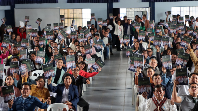 En un marco multitudinario que congregó a maestros y maestras de la región, se llevó a cabo la clausura del VI Congreso Regional de Líderes Educativos Innovadores 2023 en la ciudad de Chachapoyas. El evento, que tuvo como sedes el Gobierno Regional, las aulas de la Facultad de Educación de la Universidad Nacional Toribio Rodríguez de Mendoza y el colegio Virgen de Asunta, se centró en fortalecer las capacidades de los directivos de las UGEL e instituciones educativas en liderazgo en gestión escolar, innovación, investigación, soporte socioemocional,  uso de tecnologías y acvtividades sociodeportivas.

Durante el desarrollo del mencionado congreso, se llevaron a cabo conferencias magistrales, paneles foro, talleres prácticos por aula y la socialización de experiencias innovadoras exitosas. El Mg. Lilier Noé Delgado Colunche, director Regional de Educación, fue el encargado de clausurar el evento, reconociendo el valioso aporte de estos espacios en el desarrollo de conocimientos y habilidades de los profesores innovadores, proyectando líderes educativos comprometidos con el avance del sector.
La Dirección de Gestión Pedagógica (DGP), encabezada por el Mg. Elver Puerta Salazar, también expresó su satisfacción por seguir trabajando en el fortalecimiento de las habilidades de los docentes, agradeciendo a todos los asistentes por su participación activa en esta iniciativa que contribuye al crecimiento y la excelencia en la educación regional.