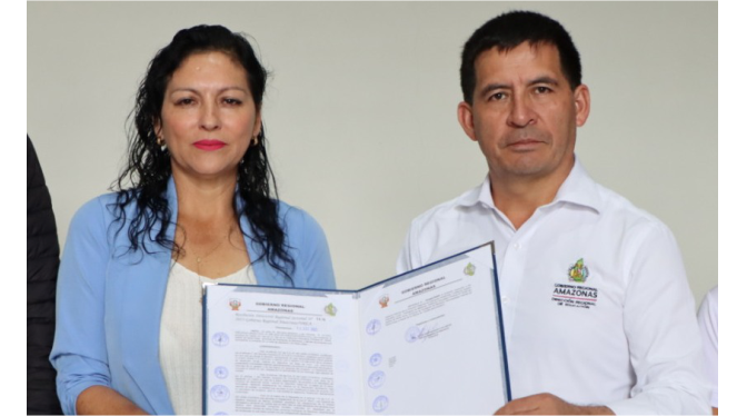 En un destacado ejemplo de colaboración institucional, la Dirección Regional de Educación Amazonas, bajo la dirección del Mg. Lilier Noé Delgado Colunche, llevó a cabo la entrega oficial de la Resolución Directoral Regional Sectorial Nº6406, documento otorga en cesión de uso un terreno perteneciente a la institución educativa primaria Nº18249 del distrito de Santa Rosa. El propósito de esta entrega es facilitar la ejecución de un "Proyecto de Desarrollo Social y/o Deportivo sin fines de Lucro", demostrando así el compromiso de la dirección de educación con iniciativas que beneficien a la comunidad.

La alcaldesa distrital, Linet Novoa Iberico, recibió la mencionada resolución y expresó su agradecimiento por la voluntad y disposición del titular de educación para trabajar de manera coordinada en pro del bienestar de los niños y adolescentes de su distrito y de la provincia de Rodríguez de Mendoza. Esta colaboración entre la Dirección Regional de Educación y la administración local destaca la importancia de un enfoque integral para el desarrollo de proyectos que contribuyan al crecimiento social y deportivo de la comunidad, especialmente cuando se trata de iniciativas sin fines de lucro.
Esta acción refleja la visión compartida de ambas entidades de promover el acceso a actividades sociales y deportivas que enriquezcan la experiencia educativa de los jóvenes para lograr un impacto positivo en la calidad de vida de la comunidad educativa y, en última instancia, en el desarrollo integral de la región.