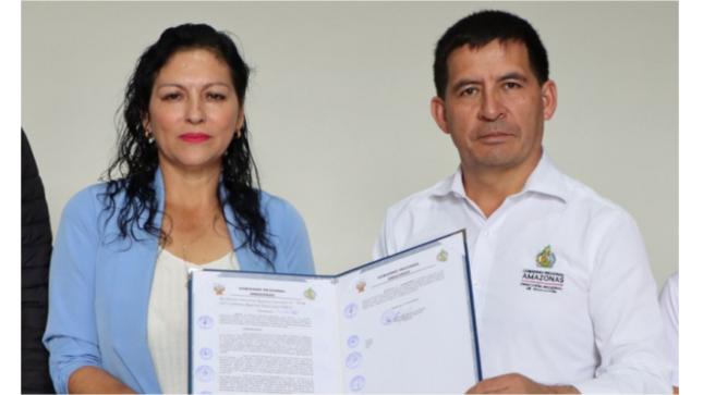 En un destacado ejemplo de colaboración institucional, la Dirección Regional de Educación Amazonas, bajo la dirección del Mg. Lilier Noé Delgado Colunche, llevó a cabo la entrega oficial de la Resolución Directoral Regional Sectorial Nº6406, documento otorga en cesión de uso un terreno perteneciente a la institución educativa primaria Nº18249 del distrito de Santa Rosa. El propósito de esta entrega es facilitar la ejecución de un "Proyecto de Desarrollo Social y/o Deportivo sin fines de Lucro", demostrando así el compromiso de la dirección de educación con iniciativas que beneficien a la comunidad.

La alcaldesa distrital, Linet Novoa Iberico, recibió la mencionada resolución y expresó su agradecimiento por la voluntad y disposición del titular de educación para trabajar de manera coordinada en pro del bienestar de los niños y adolescentes de su distrito y de la provincia de Rodríguez de Mendoza. Esta colaboración entre la Dirección Regional de Educación y la administración local destaca la importancia de un enfoque integral para el desarrollo de proyectos que contribuyan al crecimiento social y deportivo de la comunidad, especialmente cuando se trata de iniciativas sin fines de lucro.
Esta acción refleja la visión compartida de ambas entidades de promover el acceso a actividades sociales y deportivas que enriquezcan la experiencia educativa de los jóvenes para lograr un impacto positivo en la calidad de vida de la comunidad educativa y, en última instancia, en el desarrollo integral de la región.