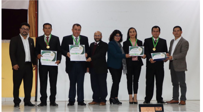 En un emotivo acto de reconocimiento y celebración, la Dirección Regional de Educación Amazonas destacó la labor excepcional de 30 maestros, compuestos tanto por directores como docentes, de las instituciones educativas de la región. Estos educadores fueron premiados por su destacada contribución a la implementación de experiencias educativas innovadoras, que buscan no solo motivar a los estudiantes, sino también fortalecer el crecimiento y la productividad profesional de los maestros. El objetivo fundamental de este reconocimiento es garantizar la formación integral y el logro esperado de aprendizajes en los estudiantes de la región amazónica.

La ceremonia de premiación fue un verdadero testimonio del compromiso y la dedicación de estos educadores, quienes han demostrado su valía en la búsqueda de métodos pedagógicos vanguardistas. La Dirección Regional de Educación Amazonas resaltó la importancia de fomentar la innovación en el ámbito educativo para adaptarse a los desafíos contemporáneos y preparar a los estudiantes para un futuro cada vez más dinámico. Este reconocimiento no solo celebra los logros individuales de los maestros premiados, sino que también destaca el impacto positivo que estas prácticas innovadoras tienen en la calidad de la educación en la región.

Los galardonados  que recibieron diplomas, trofeos, laptops, equipos de sonido, tablets, medallas y resoluciónes; expresaron su gratitud y compromiso continuo con la excelencia educativa, destacando la importancia de la colaboración y el intercambio de buenas prácticas entre los educadores. La Dirección Regional de Educación Amazonas reafirmó su compromiso de seguir apoyando iniciativas que impulsen la innovación en la enseñanza y aseguren que los estudiantes de la región se beneficien de una educación de calidad que prepare para los desafíos del siglo XXI. Este evento no solo celebra los logros presentes, sino que también establece un sólido precedente para el futuro del sistema educativo en Amazonas.