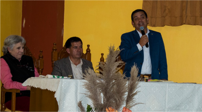 La Dirección Regional de Educación Amazonas, en coordinación con la Unidad de Gestión Educativa Local Rodríguez de Mendoza y la Asociación Peruana para la Conservación de la Naturaleza - APECO, se sumó al lanzamiento del libro "Guardianes del Bosque". Este proyecto, gestado en respuesta a la necesidad de brindar educación a niños sin acceso a medios convencionales durante la pandemia por covid-19.
El libro, que compila los dos primeros años de la estrategia educativa aplicada en las Instituciones Educativas cercanas al área de Conservación Regional Vista Alegre Omia, ha sido reconocido con el prestigioso galardón en el Concurso Nacional de Buenas Prácticas de Gestión Educativa 2021. Este logro destaca la calidad y la eficacia de la iniciativa, demostrando su impacto positivo en la educación de los niños en la región. De cuya acción se desprende el libro antes mencionado.
Esta notable colaboración entre la DREA, la UGEL Rodríguez de Mendoza y APECO refleja el firme compromiso de las instituciones con la promoción de prácticas educativas innovadoras y efectivas. Enfrentando los desafíos geográficos y socioeconómicos de la región amazónica, la iniciativa busca fomentar la igualdad de acceso a la educación, llevando la luz de la enseñanza a aquellos lugares que más lo necesitan.