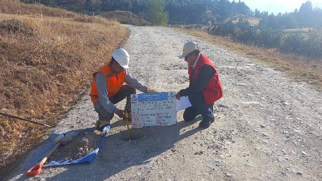 La Contraloría identificó irregularidades en la ejecución del servicio de mantenimiento vial a nivel de afirmado en diez caminos vecinales de diversas localidades de la provincia de Cajamarca, lo que ocasionó un perjuicio económico a la entidad por la suma de S/ 2 672 279 por el pago de trabajos que no cumplieron especificaciones técnicas y obligaciones del contrato.