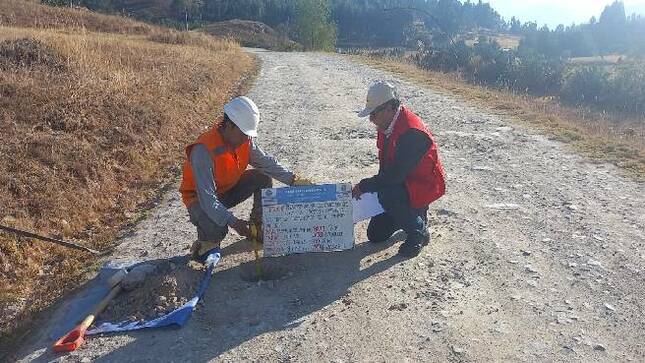 La Contraloría identificó irregularidades en la ejecución del servicio de mantenimiento vial a nivel de afirmado en diez caminos vecinales de diversas localidades de la provincia de Cajamarca, lo que ocasionó un perjuicio económico a la entidad por la suma de S/ 2 672 279 por el pago de trabajos que no cumplieron especificaciones técnicas y obligaciones del contrato.