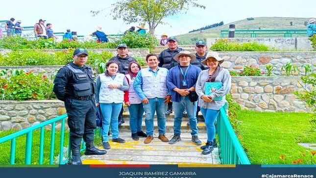 📌En un esfuerzo por garantizar la seguridad alimentaria de la Plaza Pecuaria Iscoconga, la administración y Bromatología han anunciado que este año se llevarán a cabo operativos de manera más constante. Estas acciones tienen como objetivo principal proteger la salud de los consumidores y asegurar que los productos alimenticios cumplan con los estándares de calidad y salubridad.
✅Durante los operativos, el personal de Bromatología llevo a cabo controles exhaustivos en los puestos de venta, verificando la calidad de los productos, las condiciones de higiene y el cumplimiento de las normas de manipulación de alimentos. Además, se tomaron medidas correctivas ante alguna irregularidad.
🗣El ing. Milton Velásquez, administrador de la PPI, manifestó que la decisión de aumentar la frecuencia de los operativos responde a la necesidad de fortalecer la vigilancia sanitaria y prevenir posibles riesgos para la salud de los consumidores.