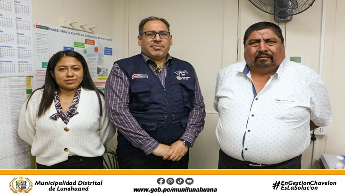 El burgomaestre del Distrito de Lunahuaná Sr. Luis Alberto Conislla Jara en compañía de la Regidora Srta. Irene Fiorella Nolazco Sanchez, sostuvieron una reunión el día miércoles 17 de enero del 2024, con el Ministro de Salud César Vásquez Sánchez y el Asesor de despacho del Ministerio de Salud Sr. Manuel Igor Ñaccha Tapia. Para poder conversar sobre el financiamiento del “Mejoramiento y Ampliación del Centro de Atención de Salud Básico del Distrito de Lunahuaná (Mini Hospital)”.
En ese sentido, el Alcalde Conislla Jara, dio a conocer la problemática que viene suscitándose en su jurisdicción, siendo la Capital Turística y Cultural de la Provincia de Cañete. En consecuencia, al incremento del nivel población, donde se requiere la atención de salud no solo para nuestro distrito, sino que también beneficiaria nuestros hermanos de las zonas alto andinas.
El asesor de despacho del MINSA, Ñaccha Tapia, menciono que es un proyecto muy importante para el distrito. Por consiguiente, se debería actualizar la documentación con las normativas actualizadas del Ministerio de Salud y de la Dirección Regional de Salud. En tal sentido, sería importante que como Gobierno Local se pueda ingresar al Programa Nacional de Inversiones en Salud “PRONIS”, en donde se puede obtener la adquisición de una nueva ambulancia que podría formar parte del proyecto del “Mini Hospital”.
Al mismo tiempo, la Regidora, Nolazco Sánchez, agradeció el apoyo por parte del Asesor del MINSA en brindar todas las facilidades y brindarnos la predisposición de su equipo técnico, para que el proyecto pueda ser una realidad y podamos salvaguardar vidas de nuestra jurisdicción.
Finalmente, el Ministro de Salud, Vásquez Sánchez, felicito a la autoridad local por el compromiso que tiene en mejorar su distrito en el ámbito de salud para sus ciudadanos. En tal sentido, indico que el proyecto del Mini Hospital se encuentra considerado en el Plan 1000.
#EnGestionChavelonEsLaSolucion