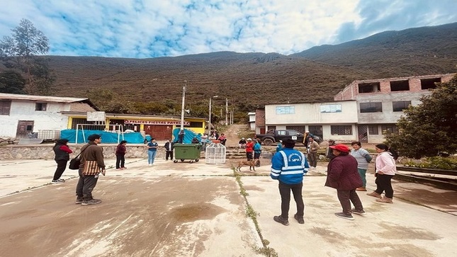 Entrega de dos contenedores a fin de depositar adecuadamente los residuos sólidos.