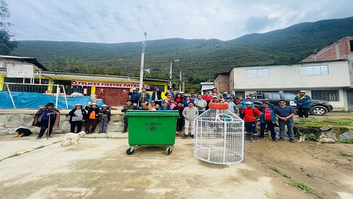 Entrega de dos contenedores a fin de depositar adecuadamente los residuos s贸lidos.