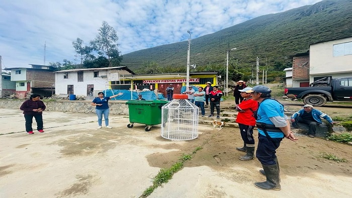 Entrega de dos contenedores a fin de depositar adecuadamente los residuos s贸lidos.