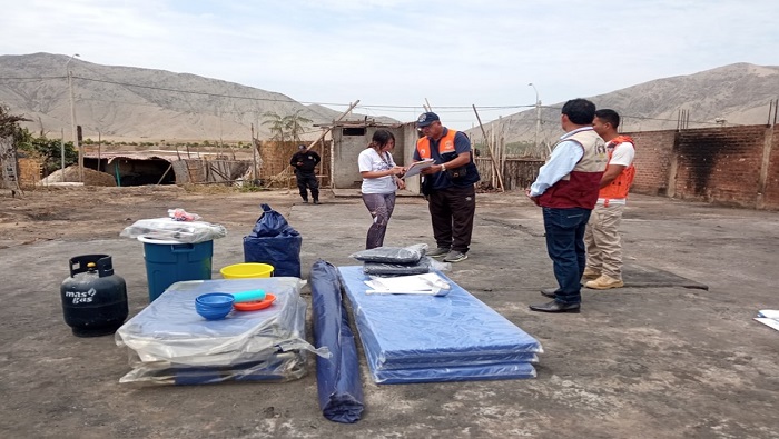 Entrega de ayuda humanitaria a cuatro familias que resultaron afectadas por un incendio que arrasó sus viviendas.
