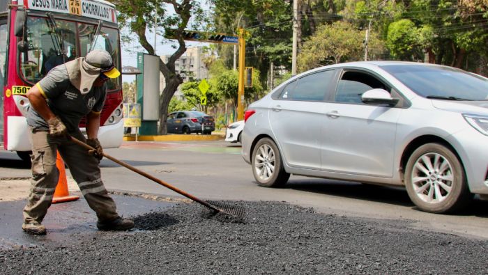 Mantenimiento de vías: cruce de las avenidas Salaverry y Cádiz