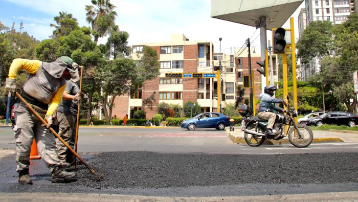 Mantenimiento de vías: cruce de las avenidas Salaverry y Cádiz