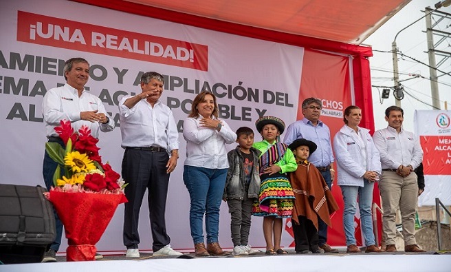 Ministra de Vivienda participa de la colocación de la primera piedra de obra de agua y saneamiento en Ayacucho