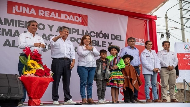 Ministra de Vivienda participa de la colocación de la primera piedra de obra de agua y saneamiento en Ayacucho 