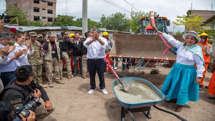 Ministra de Vivienda participa de la colocación de la primera piedra de obra de agua y saneamiento en Ayacucho