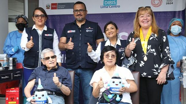 Pareja de esposos recibió su primera dosis de la vacuna monovalente contra la covid-19