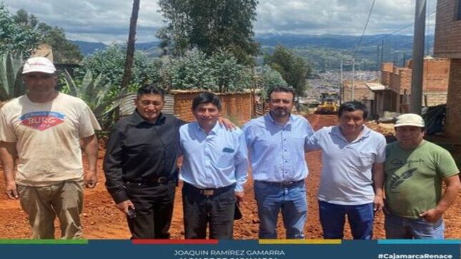 📌La Municipalidad Provincial de Cajamarca ha iniciado una serie de trabajos destinados al mejoramiento y mantenimiento de diversas pistas y accesos en el sector de Calispuquio, como parte de su compromiso constante con mejorar la calidad de vida de todos los cajamarquinos. 
✅El equipo de trabajo, encabezado por los regidores Jorge Rojas y Segundo Castañeda, ha llevado a cabo una exhaustiva fiscalización de los proyectos en curso. Esta supervisión no solo garantiza el cumplimiento de los estándares de calidad, sino que también asegura la accesibilidad y condiciones óptimas para todos los vecinos de esta zona de Cajamarca. Además, en un trabajo articulado, se logrará tener proyectos que permitan la pavimentación de diferentes calles de esta zona. 