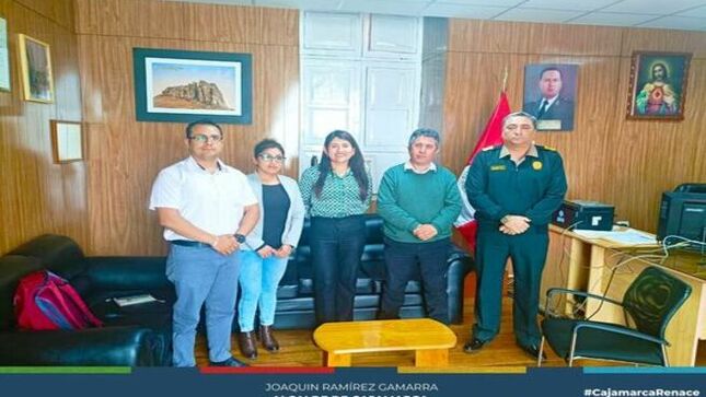📌Con el propósito de salvaguardar la seguridad de ciudadanos y visitantes, se llevó a cabo una significativa reunión entre el representante del  Complejo Pecuario Iscoconga, la Policía Nacional del Perú (PNP) y la Subprefectura, con el objetivo principal de fortalecer la seguridad en la concurrida Plaza Pecuaria. 
✅Se acordó la implementación constante de operativos de seguridad, orientados a prevenir y combatir cualquier actividad delictiva que amenace la serenidad de los ciudadanos.
🗣El Ing. Milton Velásquez, Administrador de la PPI, enfatizó que la seguridad es un compromiso compartido, y con la participación activa de autoridades y comunidad, se puede lograr un entorno seguro y pacífico para todos, garantizando un ambiente laboral adecuado que beneficie a miles de familias. 