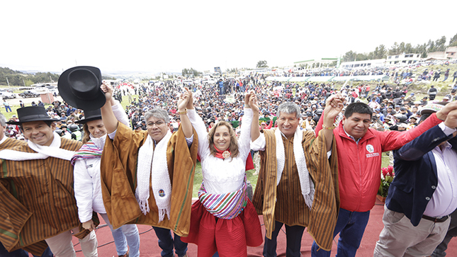 *Jefa de Estado colocó la primera piedra de nuevo sistema de saneamiento que beneficiará a 15,000 pobladores de Ayacucho.