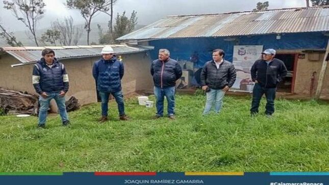 📌Comprometidos con el desarrollo local, la Municipalidad Provincial de Cajamarca viene ejecutando el proyecto de mejoramiento de la calidad de los derivados lácteos, implementando estrategias innovadoras a lo largo de la cadena productiva de los productores de lácteos de la provincia , brindando la asistencia técnica correspondiente y asesoría en manejo de aguas, pastos y buenas prácticas ganaderas.
🗣El Lic. Luis Fernando Calderón Carvajal, subgerente de Productividad y Promoción de la Inversión,  dijo que este proyecto implementado por la gestión actual, busca mejorar la inocuidad y calidad de los derivados lácteos en la provincia de Cajamarca, asimismo mejorar la salubridad y calidad de alimento y bebida para los vacunos, a través de la implementación de sistemas de tratamiento de aguas con tecnología eco sostenible. 
✅Además el proyecto contempla reducir la cantidad de agentes patógenos de los derivados lácteos, a través de la pasteurización de la leche y reducir la carga bacteriana de los derivados lácteos, a través del proceso de enfriamiento de la leche, alcanzando un aproximado de 254 beneficiarios, del distrito de La Encañada, Namora y Cajamarca, los centros poblados de Rio Grande, Porcón Alto, Campo Alegre y Yanacancha Alta, en donde ayer con presencia de representantes de la comuna cajamarquina y productores, se dio inicio a la construcción del Centro de Enfriamiento y Pasteurización de leche.