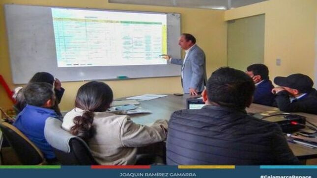 📌La gerencia de Transportes y Seguridad Vial a través de la subgerencia de Regulación y Autorización de Transportes de la Municipalidad de Cajamarca continúa trabajando para garantizar el servicio de transporte público en la zona urbana y rural en la provincia de Cajamarca socializando a través de mesas de trabajo la licitación de rutas con la sociedad civil y los beneficiarios.
✅En esta oportunidad, la reunión se realizó con 06 representantes de empresas de transportes, los mismos que después de conocer las rutas a licitar y brindar sus sugerencias y recomendaciones a los funcionarios ediles, destacaron el interés de la primera autoridad edil de generar estos espacios de concertación y de diálogo con el propósito da atender con un servicio de calidad a sectores de la población que actualmente no cuentan con el servicio de transporte público.