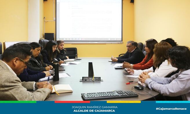 馃搶La Municipalidad Provincial de Cajamarca, en aras de fortalecer su compromiso con el cuidado del medio ambiente, llev贸 a cabo una significativa reuni贸n con representantes del Organismo de Evaluaci贸n y Fiscalizaci贸n Ambiental (OEFA), entidad adscrita al Ministerio del Ambiente (MINAM). En este encuentro, se cont贸 con la participaci贸n del reci茅n designado gerente de Desarrollo Ambiental, as铆 como con funcionarios y funcionarias encargados de la fiscalizaci贸n y gesti贸n de residuos s贸lidos.
鉁匛l principal objetivo de esta reuni贸n fue establecer una colaboraci贸n estrecha y coordinada entre la Municipalidad Provincial de Cajamarca y el OEFA, con el prop贸sito de optimizar el desempe帽o ambiental en nuestra localidad. El OEFA, en su rol fiscalizador, brind贸 orientaci贸n sobre las herramientas de supervisi贸n necesarias para asegurar el cumplimiento de las normativas ambientales vigentes.