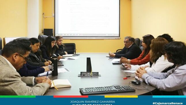 📌La Municipalidad Provincial de Cajamarca, en aras de fortalecer su compromiso con el cuidado del medio ambiente, llevó a cabo una significativa reunión con representantes del Organismo de Evaluación y Fiscalización Ambiental (OEFA), entidad adscrita al Ministerio del Ambiente (MINAM). En este encuentro, se contó con la participación del recién designado gerente de Desarrollo Ambiental, así como con funcionarios y funcionarias encargados de la fiscalización y gestión de residuos sólidos.
✅El principal objetivo de esta reunión fue establecer una colaboración estrecha y coordinada entre la Municipalidad Provincial de Cajamarca y el OEFA, con el propósito de optimizar el desempeño ambiental en nuestra localidad. El OEFA, en su rol fiscalizador, brindó orientación sobre las herramientas de supervisión necesarias para asegurar el cumplimiento de las normativas ambientales vigentes.