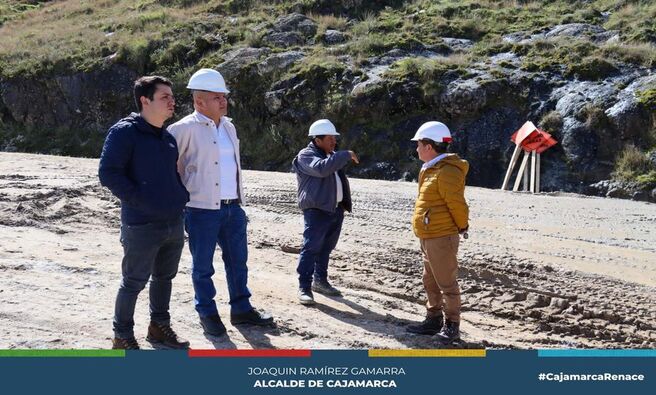 📌El alcalde provincial de Cajamarca Joaquin Ramírez Gamarra supervisó los trabajos que se vienen ejecutando en la carretera 𝗖𝗮𝗷𝗮𝗺𝗮𝗿𝗰𝗮 - 𝗖𝘂𝗺𝗯𝗲 M𝗮𝘆𝗼 -𝗖𝗵𝗲𝘁𝗶𝗹𝗹𝗮 - 𝗖𝗵𝗼𝗻𝘁𝗮 𝗕𝗮𝗷𝗮, emblemático proyecto esperado por décadas por todos los cajamarquinos.
🗣️La primera autoridad mostró su conformidad con el ritmo de avance que presenta la obra, dado que la empresa ejecutora cuenta con tres frentes de trabajo paralelos que garantizan el cumplimiento del calendario de trabajos.
🤝En esta visita Joaquin Ramírez estuvo acompañado del gerente municipal Wilder Narro y el gerente de infraestructura pública de la Municipalidad de Cajamarca, quienes reafirmaron su compromiso de supervisión permanente de la obra, la misma que cuenta con el respaldo social de la población debido a que garantiza una carretera acorde a las necesidades y especificaciones técnicas.