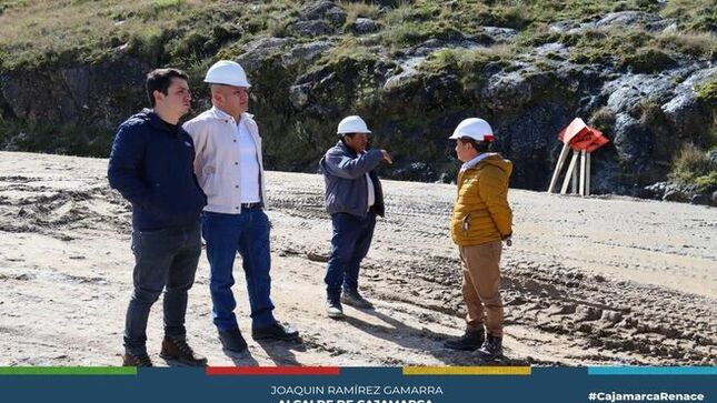 📌El alcalde provincial de Cajamarca Joaquin Ramírez Gamarra supervisó los trabajos que se vienen ejecutando en la carretera 𝗖𝗮𝗷𝗮𝗺𝗮𝗿𝗰𝗮 - 𝗖𝘂𝗺𝗯𝗲 M𝗮𝘆𝗼 -𝗖𝗵𝗲𝘁𝗶𝗹𝗹𝗮 - 𝗖𝗵𝗼𝗻𝘁𝗮 𝗕𝗮𝗷𝗮, emblemático proyecto esperado por décadas por todos los cajamarquinos.
🗣️La primera autoridad mostró su conformidad con el ritmo de avance que presenta la obra, dado que la empresa ejecutora cuenta con tres frentes de trabajo paralelos que garantizan el cumplimiento del calendario de trabajos.
🤝En esta visita Joaquin Ramírez estuvo acompañado del gerente municipal Wilder Narro y el gerente de infraestructura pública de la Municipalidad de Cajamarca, quienes reafirmaron su compromiso de supervisión permanente de la obra, la misma que cuenta con el respaldo social de la población debido a que garantiza una carretera acorde a las necesidades y especificaciones técnicas.