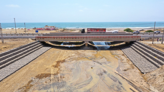 MTC realizó limpieza del cauce y empedrado en la quebrada del puente Topará, en Cañete