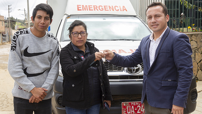 imagenes de la entrega de la ambulancia del director de la red de salud Sánchez Carrión al personal de salud de Munmalca