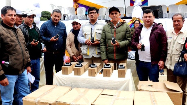 GORE entrega indumentaria y motocicletas a rondas campesinas de Ayabaca