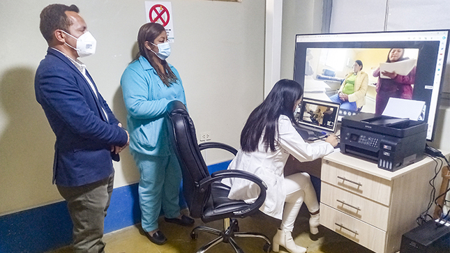 Imagen de los responsables de salud realizando una sesión de tele salud con el director de la red Sánchez Carrión