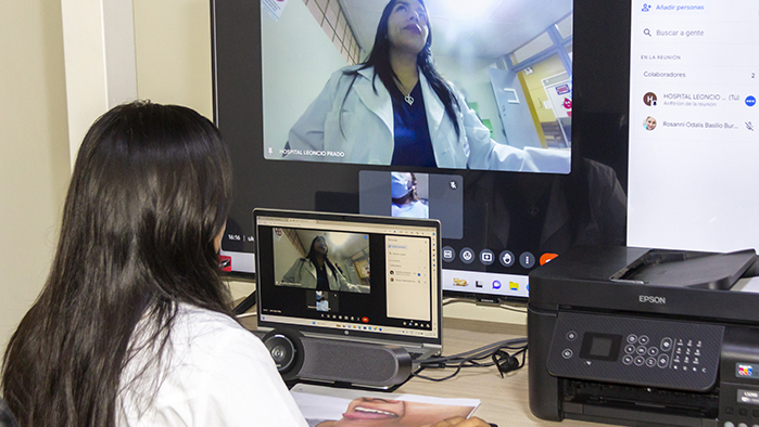Imagen de los responsables de salud realizando una sesión de tele salud con el director de la red Sánchez Carrión