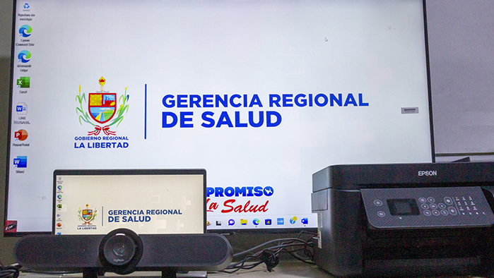 Imagen de los responsables de salud realizando una sesión de tele salud con el director de la red Sánchez Carrión
