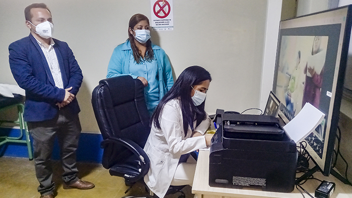 Imagen de los responsables de salud realizando una sesión de tele salud con el director de la red Sánchez Carrión