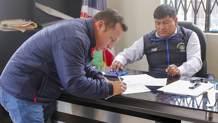 imagen de la firma del convenio entre las dos instituciones