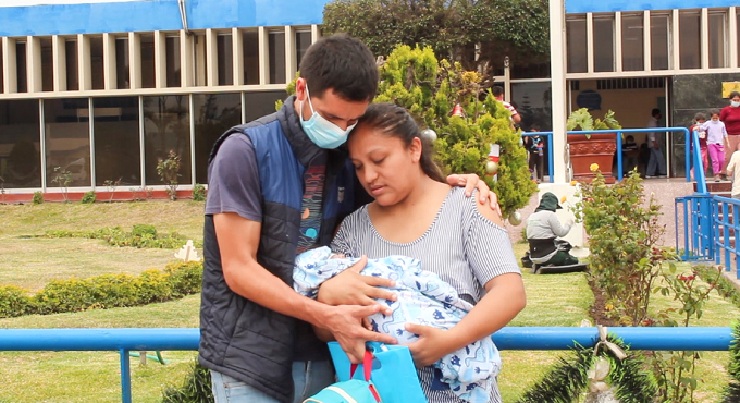 Médicos de hospital Sabogal de EsSalud Salvan la vida a bebé prematuro que estuvo 20 días en cuidados intensivos