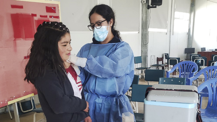 Personal de la red de salud Sánchez Carrión administrando la vacuna contra la COVID-19