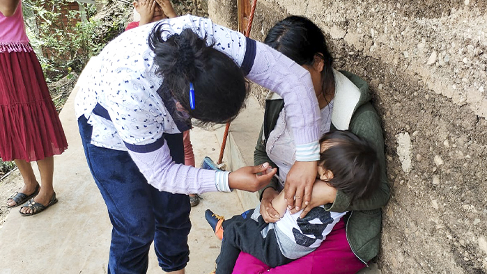 Personal de la red de salud Sánchez Carrión administrando la vacuna contra la COVID-19