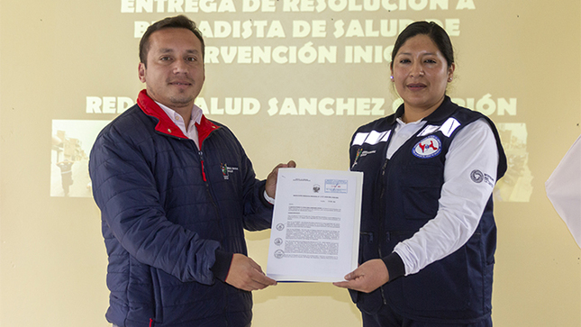 Momento en el que el director de la Red de Salud Sánchez Carrión entrega el certificado a la nueva brigadista Sandra Vargas Quiroz